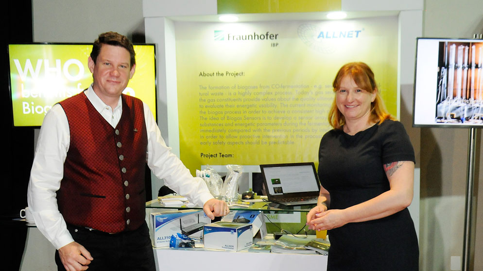Dr. Markus Sailer and Dr. Andrea Burdack-Freitag, one of the five Research-SME-Tandems of EnergInno Brazil, at their booth during the Research2Industry Days.