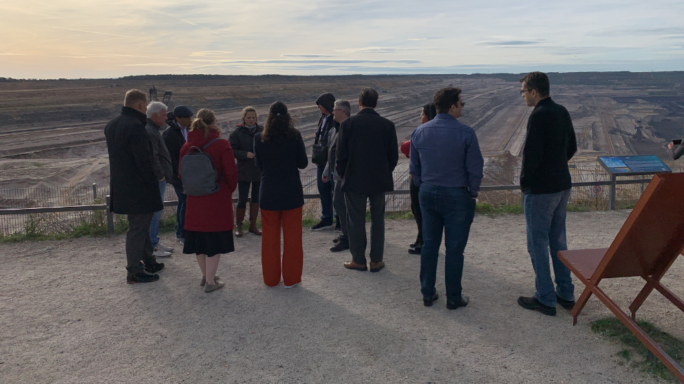 All the participants stand in front of the open Terra Nova pit mine in Bergheim.