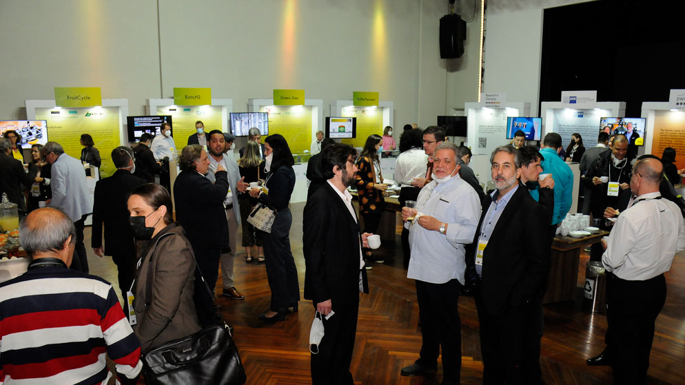 The exhibition as part of the Research2Industry Days of EnergInno Brazil was well frequented and provided an opportunity for professional exchange and networking. 