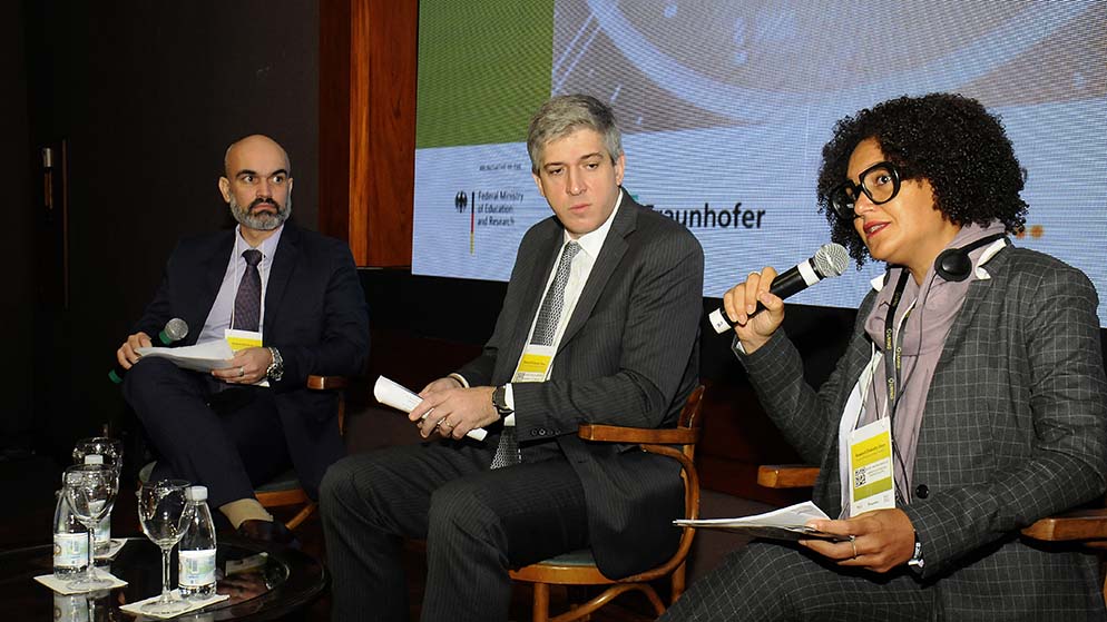 First panel of the Research2Industry Days of EnergInno Brazil: (from left to right), Dr. Rodrigo Pastl, Fraunhofer-Gesellschaft Liaison Office Brazil, João Guillaumon, McKinsey & Partner, and Rachel Martins Henriques, Energy Research Company (EPE),