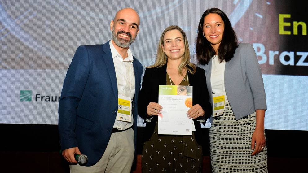 The award ceremony for the Brazilian innovators of EnergInno Brazil was moderated by Dr. Rodrigo Pastl, Fraunhofer Liaison Office Brazil and Carolina Wienand-Sangaré (right), Project Leader EnergInno Brazil at the Fraunhofer-Gesellschaft. Here, Prof. Renata Mello Giona (in the center) receives her winner's certificate. 