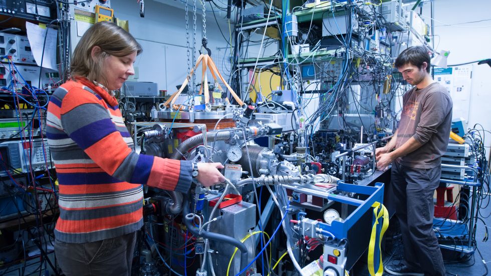 Scientists settting up an experiment on a laser link at the Max Planck Institute for Quantum Optics in Munich (MPQ)