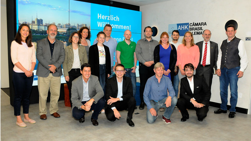 The German delegation of EnergInno Brazil - all Research-SME-Tandems and the campaign team - participates in a cultural briefing at the AHK premises in São Paulo on the first day of the Matchmaking Tour.