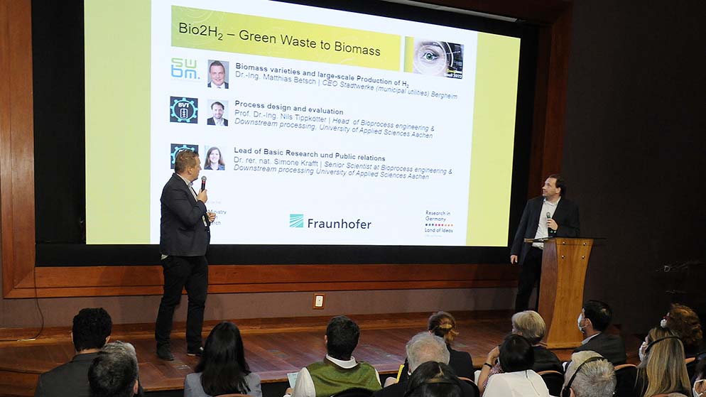 Dr. Matthias Betsch (left) and Prof. Nils Tippkötter are presenting their innovation Bio2H2, winning project of EnergInno Brazil on the stage of the Research2Industry Days in Sao Paulo. 