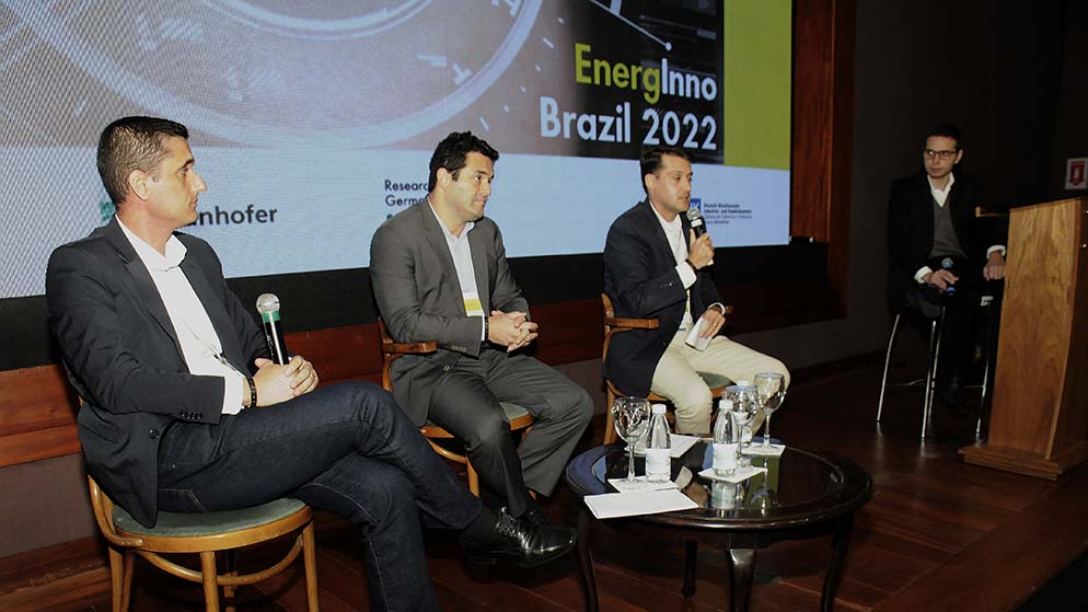 Second panel discussion of the Research2Industry Days of EnergInno Brazil with André Luis Cassolato Garcia, Siemens Energy, Luiz Antonio Mello, thyssenkrupp, and  Raphael Pereira dos Santos, Comgás (from left to right).