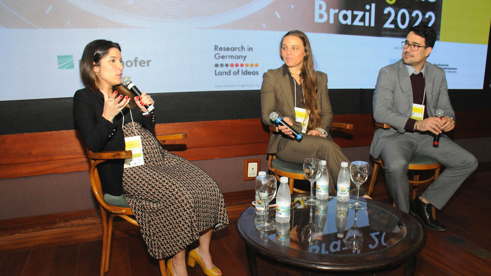 Panel discussion of the second day of the Research2Industry Days: (from left to right) Julia da Rosa Howat Rodrigues, Innovation and R&D Manager at AES, Gloria Rose, Director Brazil GTAI, and Daniel Gabriel Lopes, Director HYTRON, are discussion about the importance of a green energy transition.
