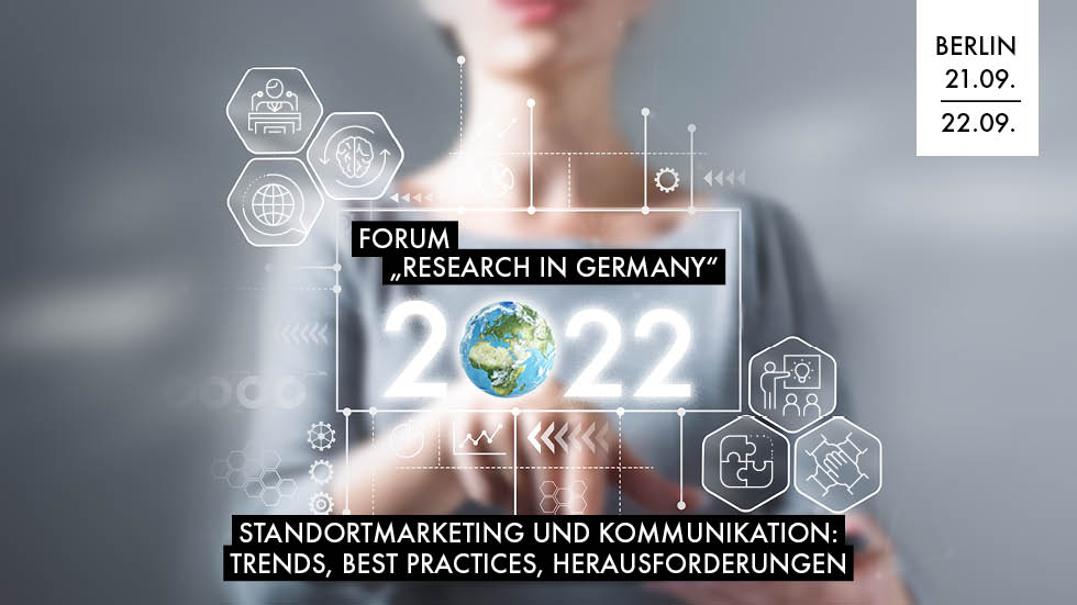 Es ist eine Frau im Hintergrund zu sehen, die ein Tablet berührt. Im Vordergrund steht Forum "Research in Germany" 2022. Die 0 ist durch einen Globus mit Europa im Zentrum ersetzt. rechts oben wird auf den Veranstaltungsort und -tag hingewiesen: 21. und 22. September in Berlin. 