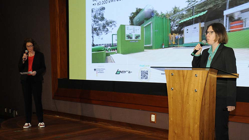 Presentation of the project FruitCycle by Profl Isabel Kupperjans (left) and Dr. Simone Krafft on the occasion of the Research2Industry Days of EnergInno Brazil.