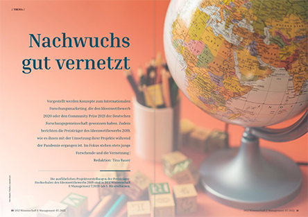 Ein Globus auf orangenem Hintergrund, links davon ein Stiftehalter mit verschiedenen Stiften, die Ausgabe trägt den Namen "Internationales Forschungsmarketing"