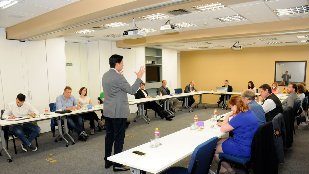 Bruno Rondani, Founder and CEO of 100 Open Startups, during his briefing at the Matchmaking Tour of EnergInno Brazil.