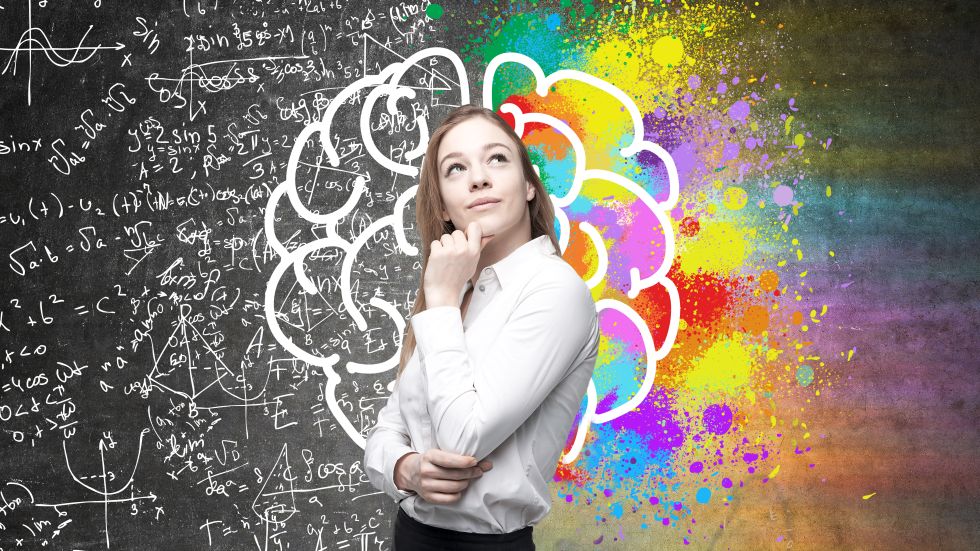 Eine Frau in nachdenklicher Poste steht vor einem Hintergrund, der zwei Dinge abbildet: Auf der Linken Seite findet sich eine mit weißer Kreide gemalte Gehirnhälfte vor einer Tafel, die voller mathematischer Formeln ist. Auf der rechten Seite findet sich die andere Gehirnhälfte und die mathematischen Formeln wandeln sich in bunte Farbspritzer. 