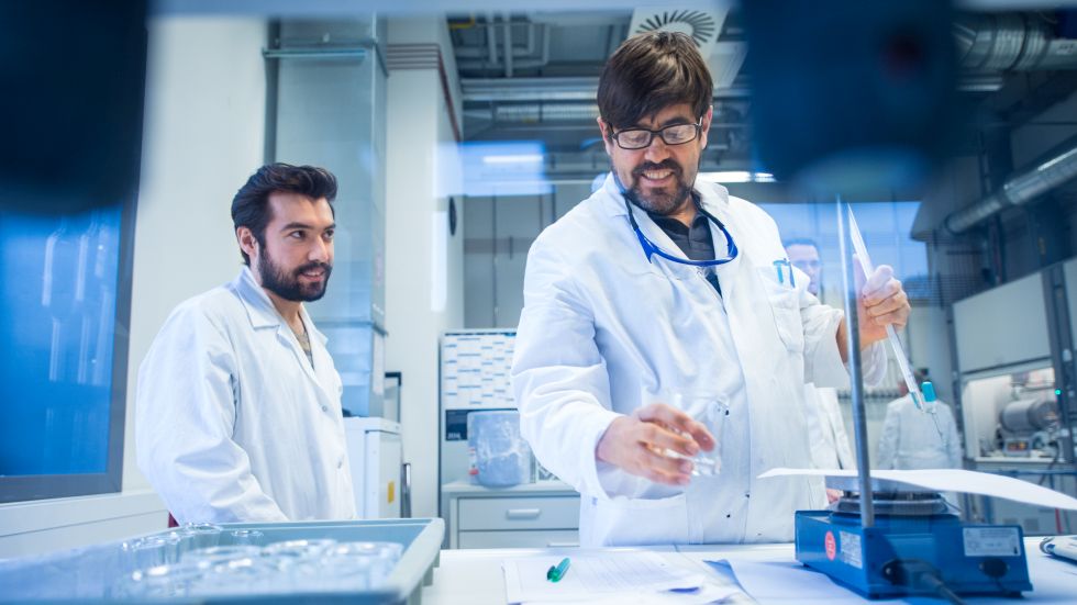 Two scientists doing experiments in CeraStorE in the Institute for Materials Research, in which ceramic materials for energy engineering and thermal storage technologies are researched.
